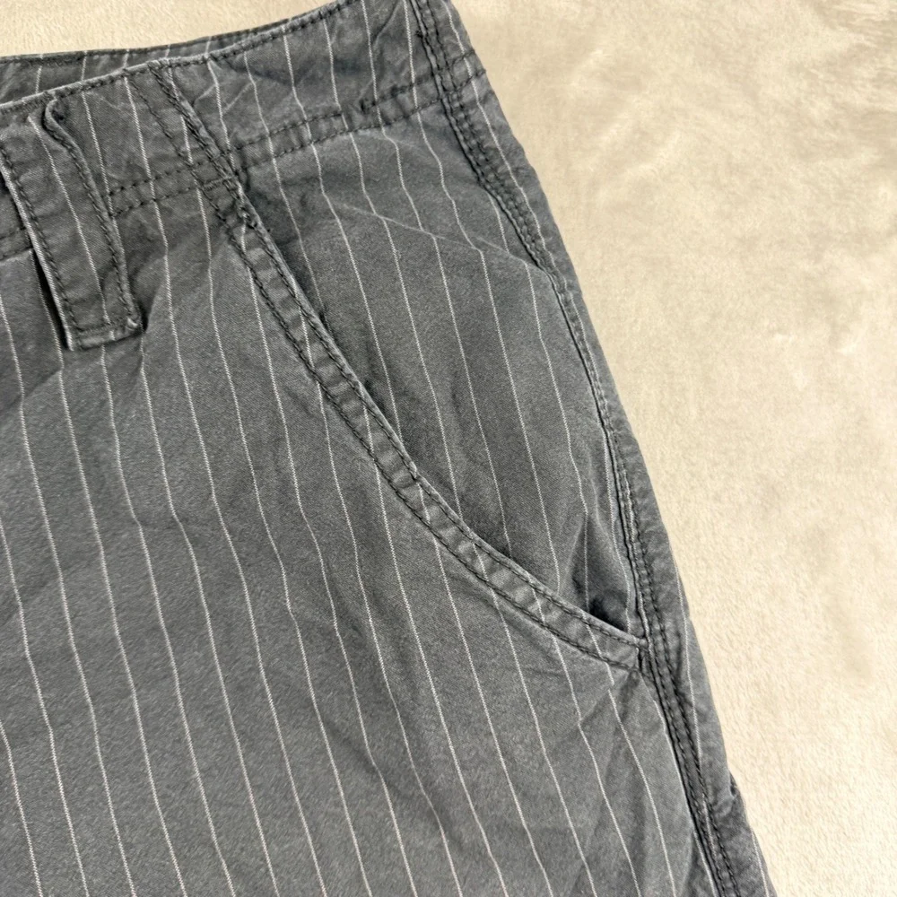 Calvin Klein Jeans Men's‎ Gray Pinstripe Flat Front Casual Chino Shorts Size 32
